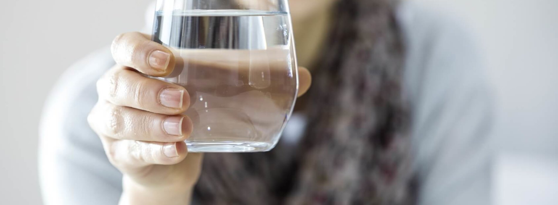 Co daje picie wody, czyli 5 powodów, dla których pracownicy powinni mieć zawsze obok siebie szklankę z wodą