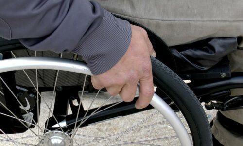 Systemy alarmowe w budynkach niedostosowane do potrzeb osób z niepełnosprawnościami