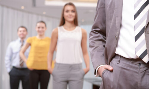 Dress code w pracy, sprawdź jak się ubierać i co oznaczają „business casual”, „business formal” i „smart casual”?