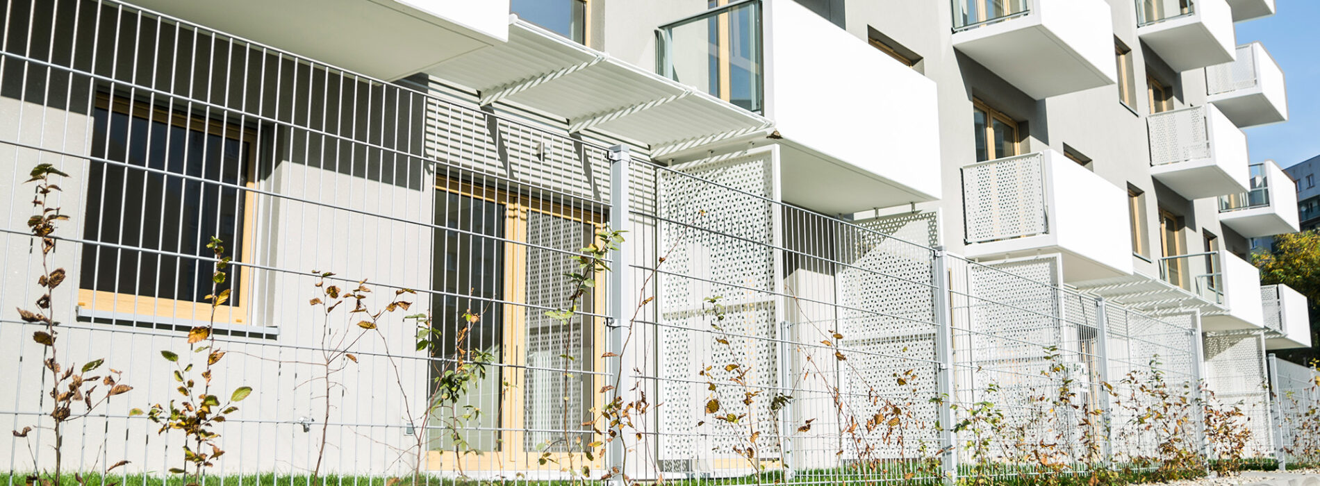 Jak ogrodzenia panelowe wpływają na bezpieczeństwo i wartość nieruchomości?