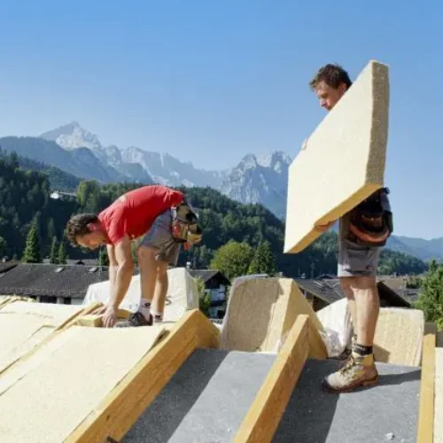 Wełna drzewna a komfort cieplny i akustyczny budynku – jak wpływa na warunki w domu?